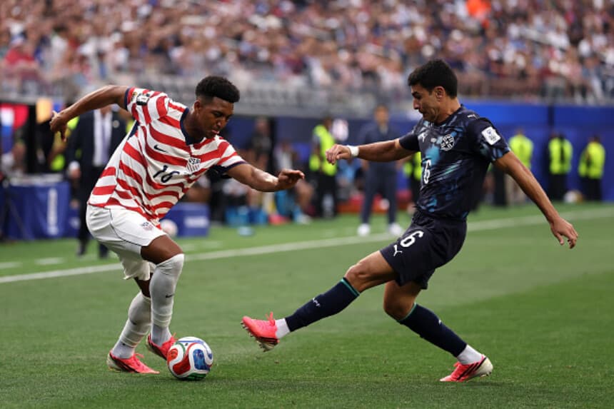 Alex Freeman, número 16 de Estados Unidos, corre con el balón bajo la presión de Junior Alonso, número 6 de Paraguay, durante el partido del Grupo D de la Copa Mundial de la FIFA 2026 entre Estados Unidos y Paraguay en el Estadio de Los Ángeles el 12 de junio de 2026 en Inglewood, California. (Richard Heathcote/Getty Images).