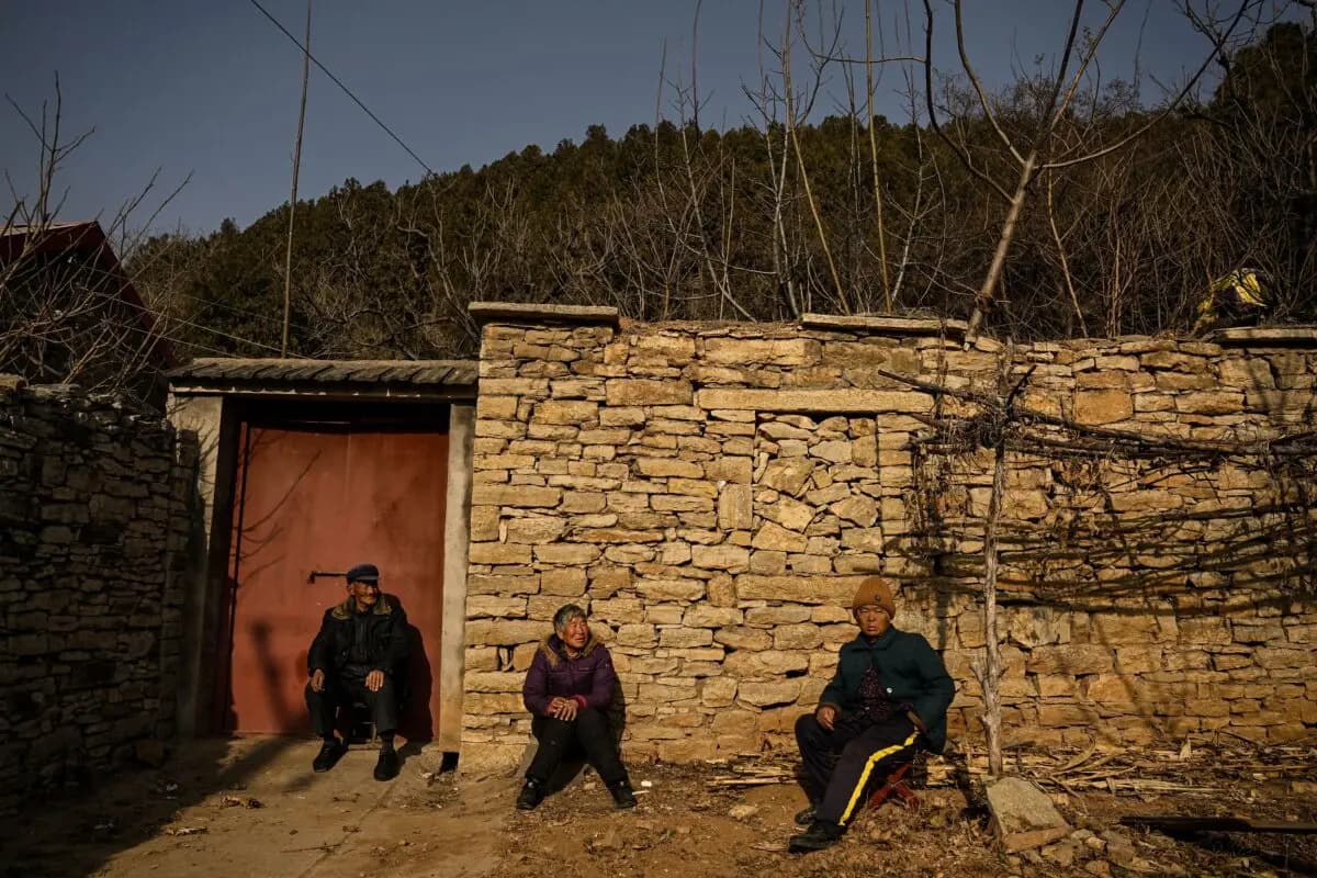 <em>Personas mayores sentadas frente a una casa en una zona rural de Tai'an, provincia de Shandong, China, el 7 de enero de 2023. (Noel Celis/AFP vía Getty Images)</em>