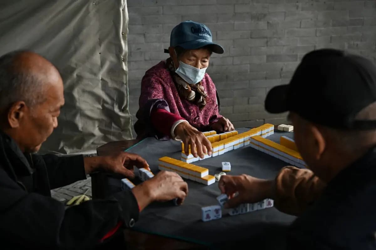 <em>Un grupo de ancianos juega al mahjong en un pequeño parque de Beijing, China, el 3 de noviembre de 2024. (Greg Baker/AFP)</em>