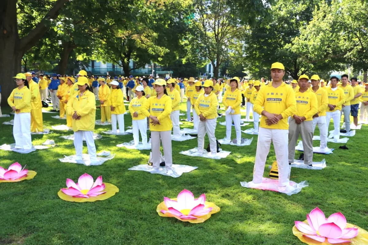 <em>Practicantes de Falun Gong realizan sus ejercicios de meditación durante un evento celebrado en Queen's Park, Toronto, el 20 de julio de 2024. El evento conmemora el 25.º aniversario de la persecución de Falun Gong por parte del régimen chino. (Andrew Chen/ The Epoch Times)</em>