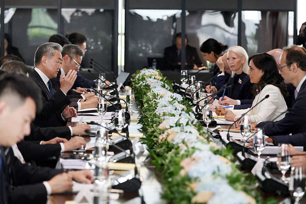 <em>La ministra de Asuntos Exteriores de Canadá, Anita Anand (derecha), escucha al ministro de Asuntos Exteriores de China, Wang Yi (izquierda), durante una reunión bilateral en Ottawa, el 29 de mayo de 2026. Wang será el primer ministro de Asuntos Exteriores chino en visitar Canadá desde 2016. (Dave Chan / AFP vía Getty Images)</em>