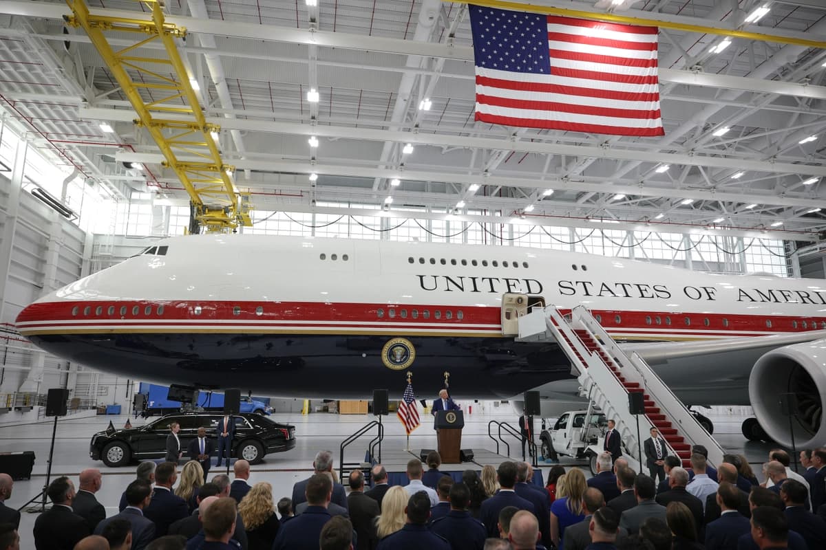 El presidente Donald Trump pronuncia unas palabras tras recorrer el avión más nuevo de la flota presidencial en la Base Aérea Andrews, en la Base Conjunta Andrews, Maryland, el 19 de junio de 2026. (Alex Wong/Getty Images)
