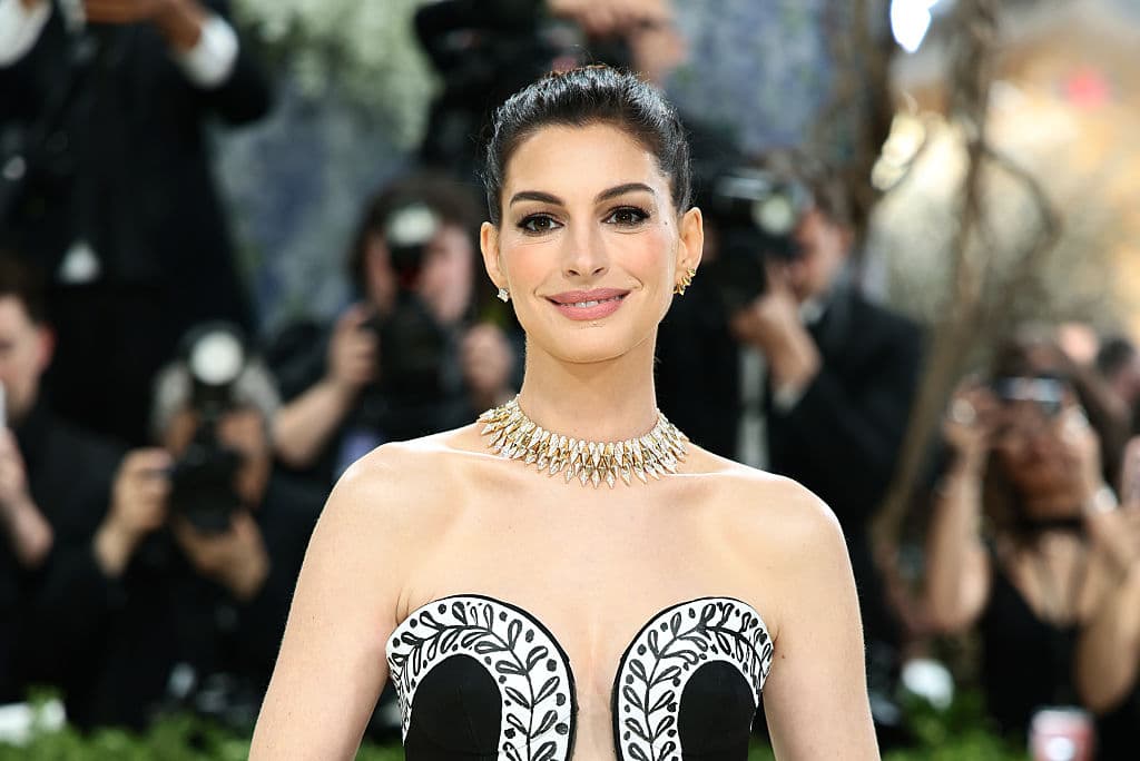 Anne Hathaway asiste a la Gala del Met de 2026, que celebra el "Arte del Traje", en el Museo Metropolitano de Arte el 4 de mayo de 2026 en la ciudad de Nueva York. (Foto de Dimitrios Kambouris/Getty Images para el Museo Met/Vogue)