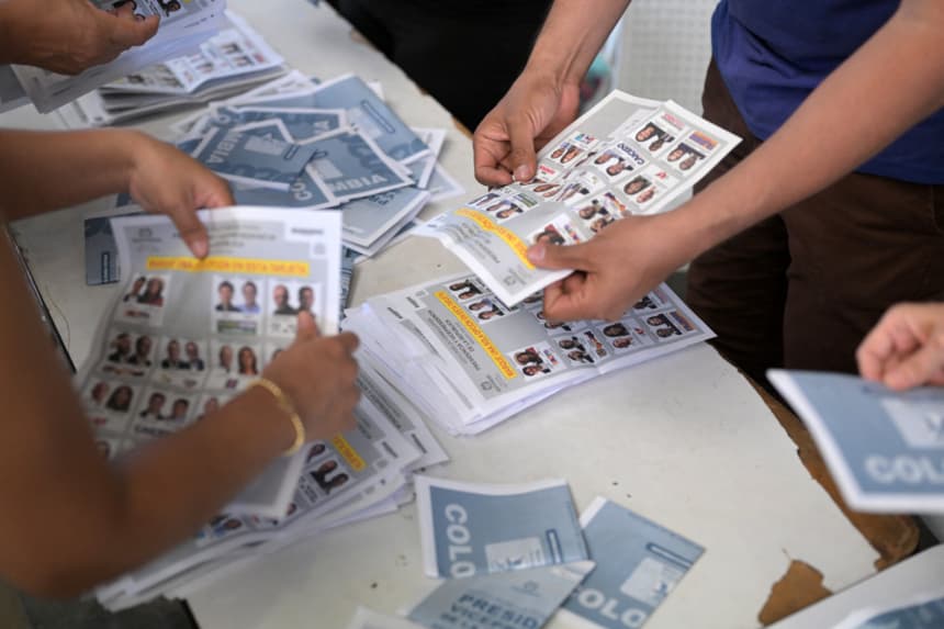 Jurados de votación cuentan los tarjetones en un puesto de votación durante las elecciones presidenciales en Cali, Colombia, el 31 de mayo de 2026. (JOAQUIN SARMIENTO / AFP via Getty Images)