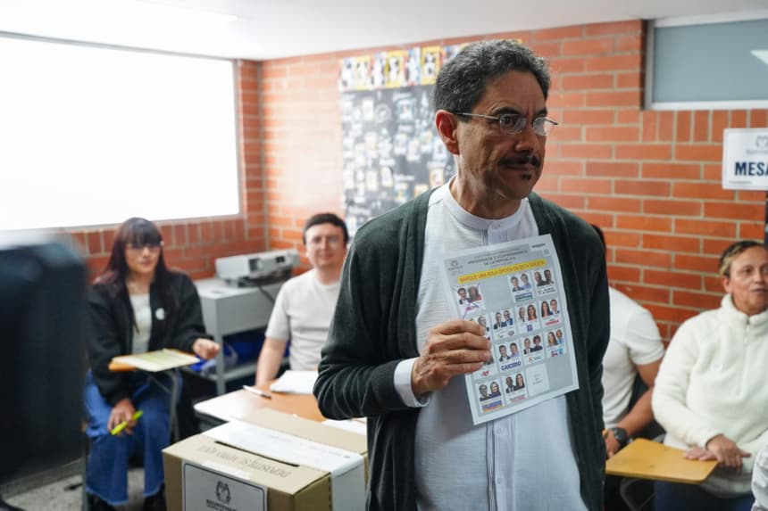 Iván Cepeda, candidato por el partido Pacto Histórico, deposita su voto durante las elecciones presidenciales del 31 de mayo de 2026 en Bogotá, Colombia. (Andres Rot/Getty Images)