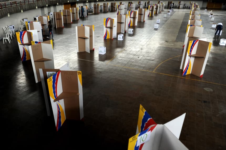 Imagen ilusrativas: Vista de los cubículos de votación en un puesto de votación. (LUIS ROBAYO/AFP via Getty Images)