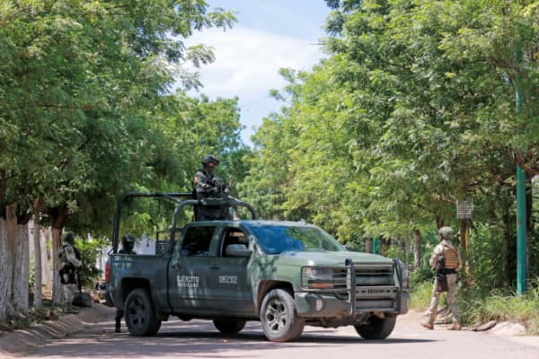 <em>Soldados del Ejército mexicano hacen guardia mientras aseguran una zona durante una operación militar en Culiacán, Sinaloa, México, el 19 de septiembre de 2024. Las fuerzas militares y la Guardia Nacional realizaron el operativo en el sector Jardines de Santa Fe mientras buscaban a “El Piyi”, un importante miembro del Cártel de Sinaloa cercano al grupo criminal conocido como Los Chapitos. (Ivan Medina/AFP vía Getty Images)</em>