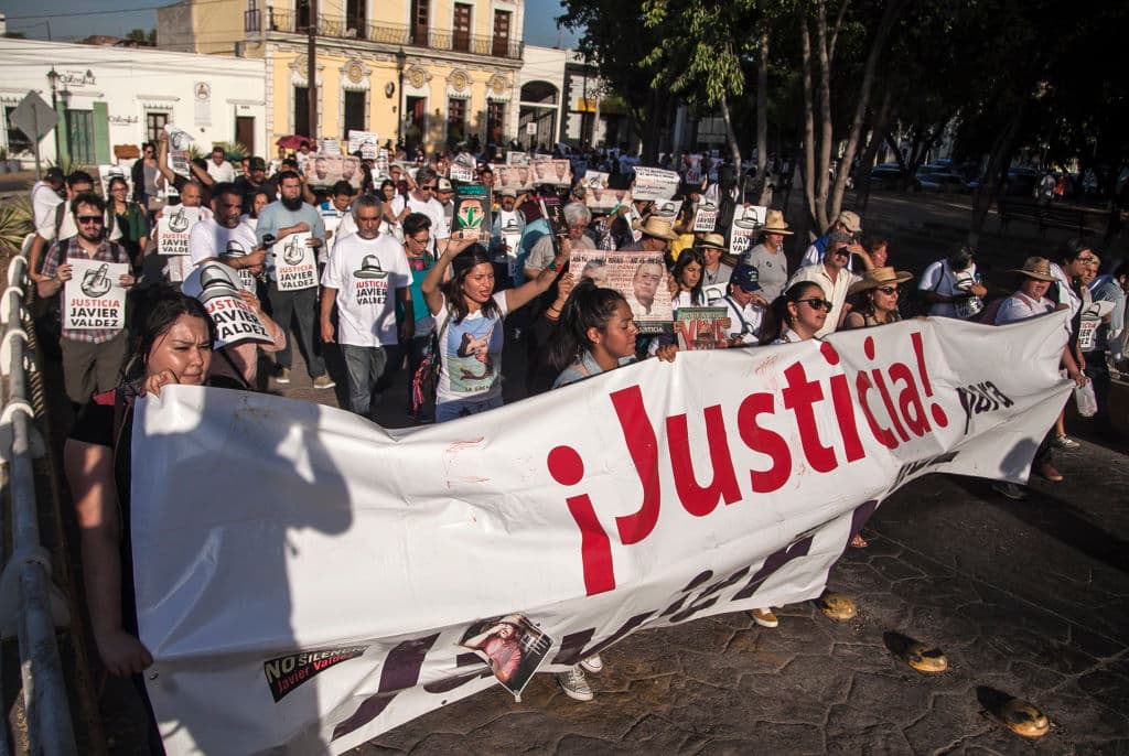 Periodistas, amigos y familiares exigen justicia en el primer aniversario del asesinato del periodista mexicano Javier Valdez, en Culiacán, Sinaloa, México, el 15 de mayo de 2018. (Rashide Frias/AFP vía Getty Images)