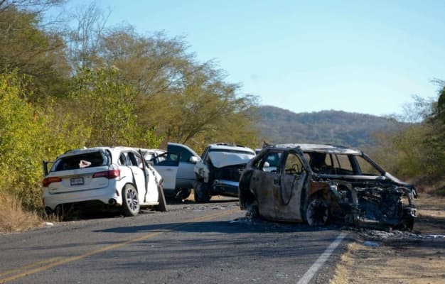 <em>Autos incendiados y destruidos durante un operativo para detener a Ovidio Guzmán, alias “El Ratón”, hijo del narcotraficante encarcelado Joaquín “El Chapo” Guzmán, en la zona de Jesús María, en Culiacán, Sinaloa, México, el 7 de enero de 2023, donde Ovidio Guzmán fue detenido el 5 de enero. En el operativo murieron 10 soldados y 19 presuntos criminales, durante un intenso tiroteo que sembró el terror en un aeropuerto. Miles de soldados fueron enviados para retomar el control de Culiacán, bastión del Cártel de Sinaloa, que quedó como una zona de guerra después que hombres armados intentaran liberar a su jefe. Guzmán fue capturado y trasladado en avión a la Ciudad de México antes de ser enviado al penal de alta seguridad del Altiplano, del que “El Chapo” escapara una vez. (Juan Carlos Cruz/AFP vía Getty Images)</em>