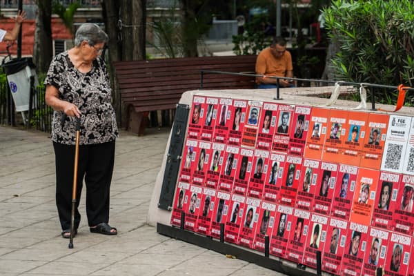 <em>Una mujer observa un monumento a las víctimas de desapariciones forzadas en el centro de Culiacán, Sinaloa, México, el 9 de febrero de 2026. (Jesús Verdugo / AFP vía Getty Images)</em>