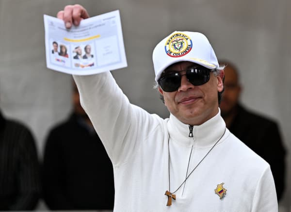 El presidente de Colombia, Gustavo Petro, muestra su papeleta mientras vota en un colegio electoral durante la segunda vuelta de las elecciones presidenciales en Bogotá, el 21 de junio de 2026. Los colombianos acuden a las urnas para elegir a un nuevo presidente entre un abogado de extrema derecha respaldado por la Casa Blanca y un senador de izquierda, en una elección que decidirá el futuro del tambaleante proceso de paz del país y las tensas relaciones con Washington. (Foto de Luis ACOSTA / AFP vía Getty Images)