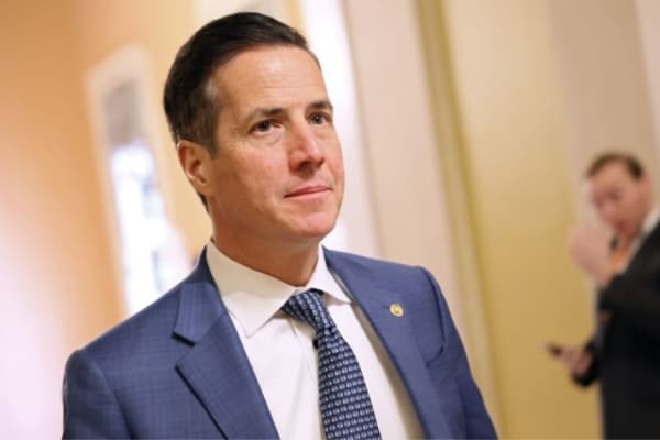 El senador estadounidense Bernie Moreno recorre los pasillos del Capitolio de Estados Unidos el 12 de febrero de 2026 en Washington, D.C. (Michael M. Santiago/Getty Images)