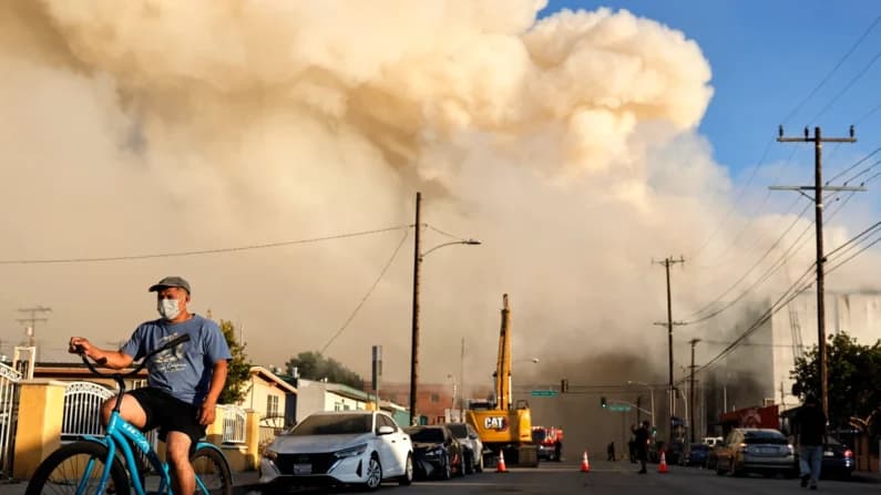 California declara la emergencia por incendio y humo tóxico en un almacén de Los Ángeles