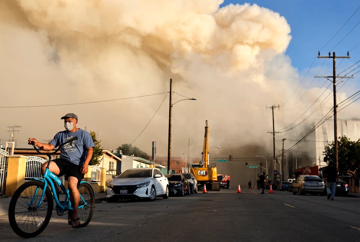 California declara la emergencia por incendio y humo tóxico en un almacén de Los Ángeles