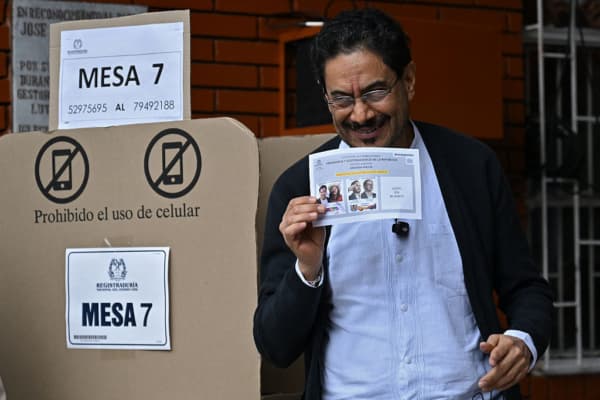 El candidato presidencial de Colombia por el partido gobernante Pacto Histórico, Iván Cepeda, muestra su boleta electoral mientras vota en un centro de votación durante la segunda vuelta de las elecciones presidenciales, en Bogotá, el 21 de junio de 2026. (Raúl ARBOLEDA / AFP vía Getty Images)