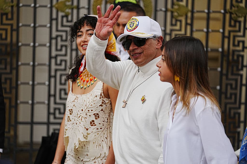 El presidente de Colombia, Gustavo Petro, saluda a sus seguidores antes de emitir su voto durante la segunda vuelta de las elecciones presidenciales de 2026 en Colombia, el 21 de junio de 2026 en Bogotá, Colombia. (Andrés Rot/Getty Images)