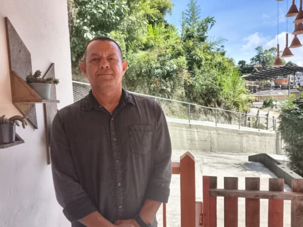 El Sr. Yener Alfredo Campo Alvarez, pensionado de la Policía Nacional, tras ejercer su voto en El Brasil, municipio de Ebéjico en Antioquia, Colombia (Doris Cohen/The Epoch Times)