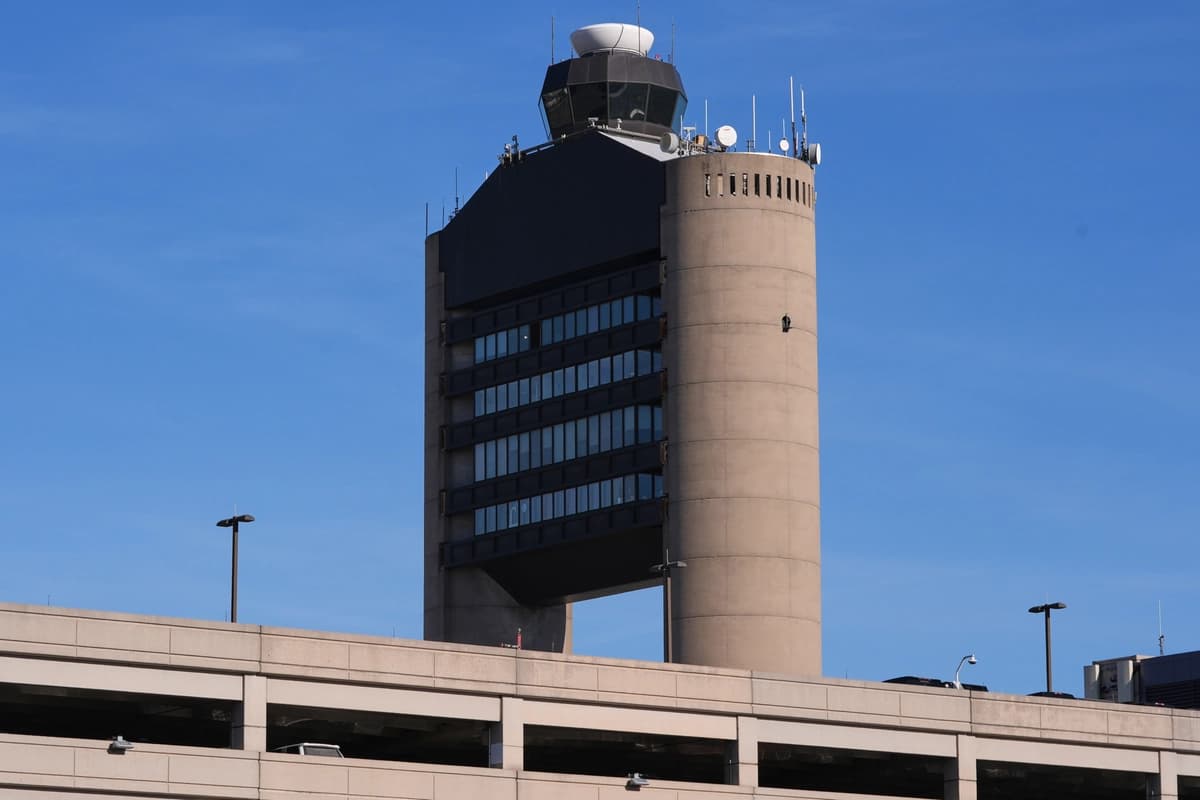 La torre de control del Aeropuerto Logan de Boston el 9 de diciembre de 2025. (Charles Krupa/AP Photo)