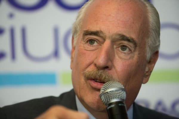 El expresidente colombiano (1998-2002) Andrés Pastrana interviene durante una rueda de prensa en el marco del Congreso Ciudadano que se celebra en Caracas el 26 de enero de 2015. (FEDERICO PARRA/AFP vía Getty Images)