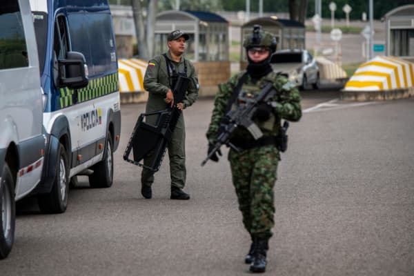Foto de archivo de un miembro de la Policía Nacional de Colombia (Izq.) sosteniendo un inhibidor de drones en el Puente Internacional Atanasio Girardot en enero de 2026 en Cúcuta, Colombia. (Jair F. Coll/Getty Images)