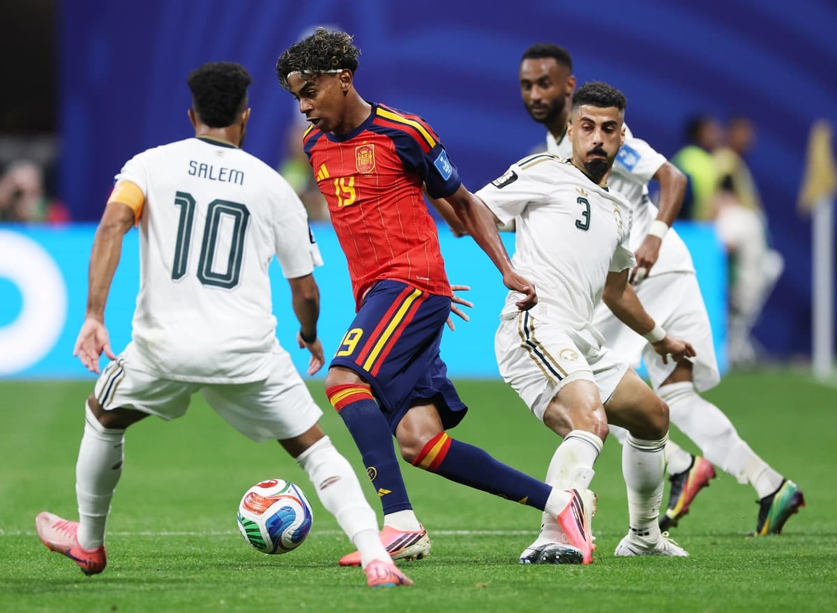 Lamine Yamal (19) de España disputa el balón con Salem Aldawsari (10) y Ali Lajami (3) de Arabia Saudí durante el partido del Grupo H de la Copa Mundial de la FIFA 2026 entre España y Arabia Saudí en el Estadio de Atlanta, en Atlanta, Georgia, el 21 de junio de 2026. (Mattia Ozbot/Getty Images)