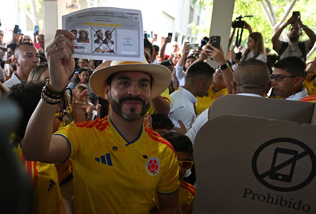 <em>El candidato presidencial de Colombia por el movimiento Defensores de la Patria, Abelardo de la Espriella, vota en un colegio electoral durante la segunda vuelta de las elecciones presidenciales en Barranquilla, Colombia, el 21 de junio de 2026. Los colombianos acudieron a las urnas para elegir un nuevo presidente entre un abogado de derecha respaldado por la Casa Blanca y un senador de izquierda que decidirá el destino del tambaleante proceso de paz del país y los tensos lazos con Washington. (BARRETO/AFP vía Getty Images)</em>