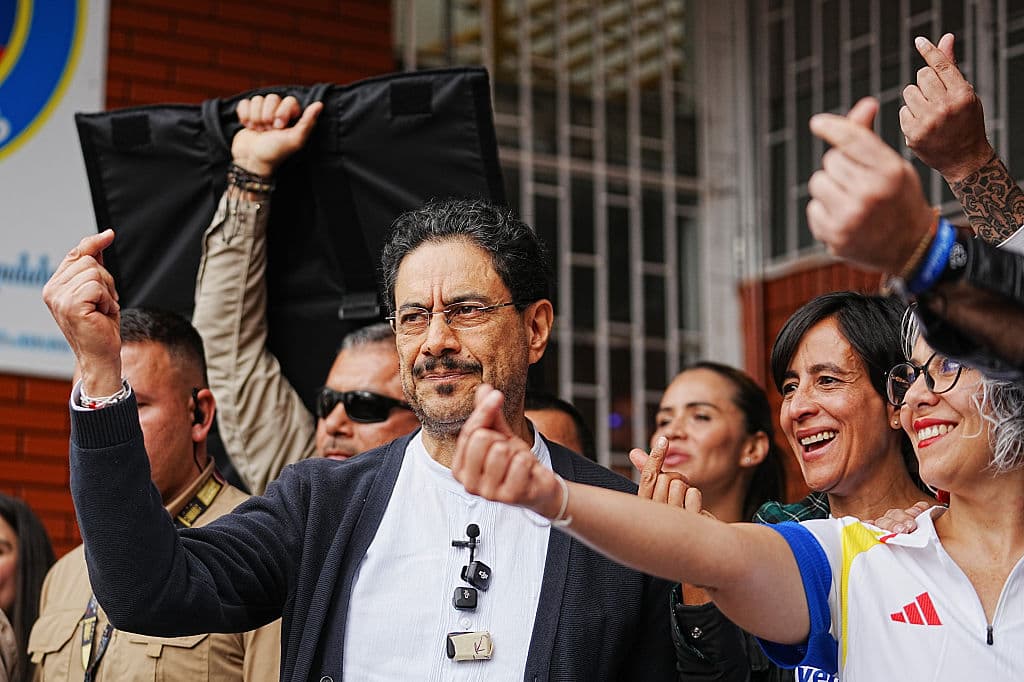 <em>Iván Cepeda, candidato del partido Pacto Histórico, hace gestos durante la segunda vuelta presidencial de 2026 en Colombia el 21 de junio de 2026 en Bogotá, Colombia. Iván Cepeda, candidato del partido Pacto Histórico y Abelardo de la Espriella, candidato de Salvación Nacional, se enfrentan en una reñida segunda vuelta para gobernar Colombia de 2026 a 2030. Según las encuestas, de la Espriella lidera la elección. (Andrés Rot/Getty Images)</em>