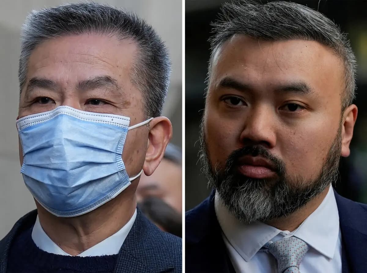 <em>Esta combinación de fotografías de archivo, creadas el 7 de mayo de 2026 y tomadas el 2 de marzo de 2026, muestra a Bill Yuen Chung Biu (izquierda) y Peter Wai Chi Leung (derecha), acusados ​​de colaborar con el servicio de inteligencia de Hong Kong, a su llegada por separado antes de su juicio en el Old Bailey, en el centro de Londres. (Carlos Jasso/AFP vía Getty Images)</em>