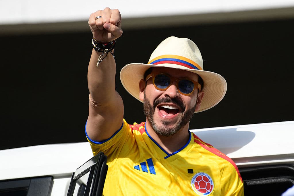 <em>Abelardo de la Espriella, candidato presidencial colombiano del movimiento Defensores de la Patria, alza el puño en un centro de votación durante la segunda vuelta de las elecciones presidenciales en Barranquilla, Colombia, el 21 de junio de 2026. Los colombianos acuden a las urnas para elegir a un nuevo presidente entre un abogado de extrema derecha respaldado por la Casa Blanca y un senador de izquierda, en una elección que decidirá el futuro del tambaleante proceso de paz del país y sus tensas relaciones con Washington. (Jaime SALDARRIAGA / AFP vía Getty Images)</em>