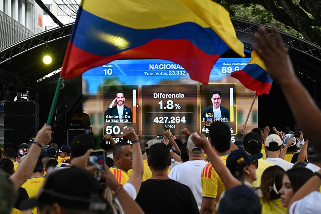 <em>Los partidarios del candidato presidencial de Colombia por el movimiento Defensores de la Patria, Abelardo de la Espriella, reaccionan mientras observan los resultados parciales mostrados en una pantalla durante la segunda vuelta presidencial en Cali, Colombia, el 21 de junio de 2026. Los colombianos votaron el 21 de junio en una segunda vuelta presidencial polarizada que podría remodelar el frágil proceso de paz del país y sus relaciones con Estados Unidos, después de la campaña electoral más violenta en una década. (Joaquín SARMIENTO/AFP vía Getty Images)</em>