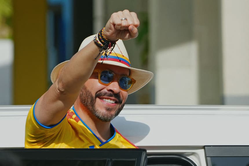 El entonces candidato presidencial de Colombia por el movimiento Defensores de la Patria, Abelardo de la Espriella, levanta el puño cerrado al llegar a un colegio electoral durante la segunda vuelta de las elecciones presidenciales en Barranquilla, Colombia, el 21 de junio de 2026. (Vanexa Romero / AFP vía Getty Images)