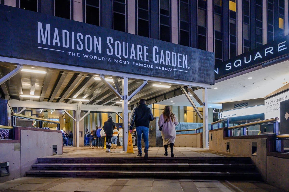 Aficionados hacen fila afuera del Madison Square Garden antes de un partido de baloncesto de la NBA en Nueva York, el 23 de febrero de 2021. (Brittainy Newman/AP Photo)