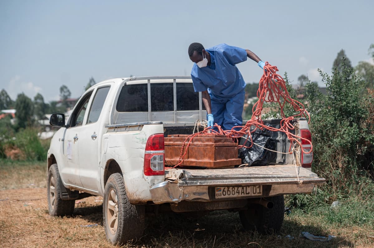 El cuerpo de una persona fallecida por ébola es manipulado en un cementerio de Bunia, Congo, el 19 de junio de 2026. (Jospin Mwisha/AFP vía Getty Images).