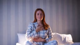 6 ejercicios relajantes antes de dormir para conciliar el sueño más rápido