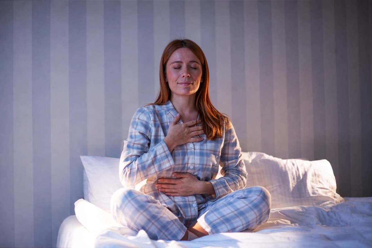 6 ejercicios para aliviar la tensión antes de dormir y conciliar el sueño más rápido. (draganab/Getty Images).