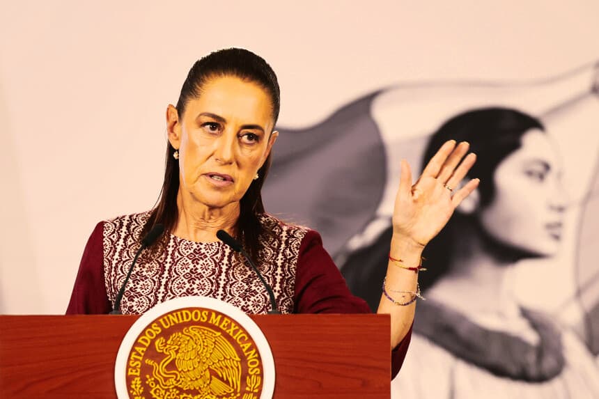 La presidenta de México Claudia Shainbaum, habla durante una conferencia de prensa este lunes en el Palacio Nacional de Ciudad de México (EFE/José Méndez)