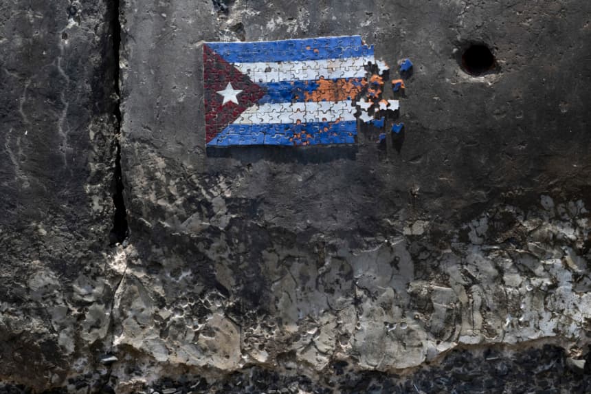 Un mosaico que representa la bandera cubana con forma de rompecabezas se observa ensamblado a partir de piezas de colores en una sección de un muro de fortificación costera a lo largo del malecón en La Habana el 18 de junio de 2026. (Pablo PORCIUNCULA / AFP via Getty Images)