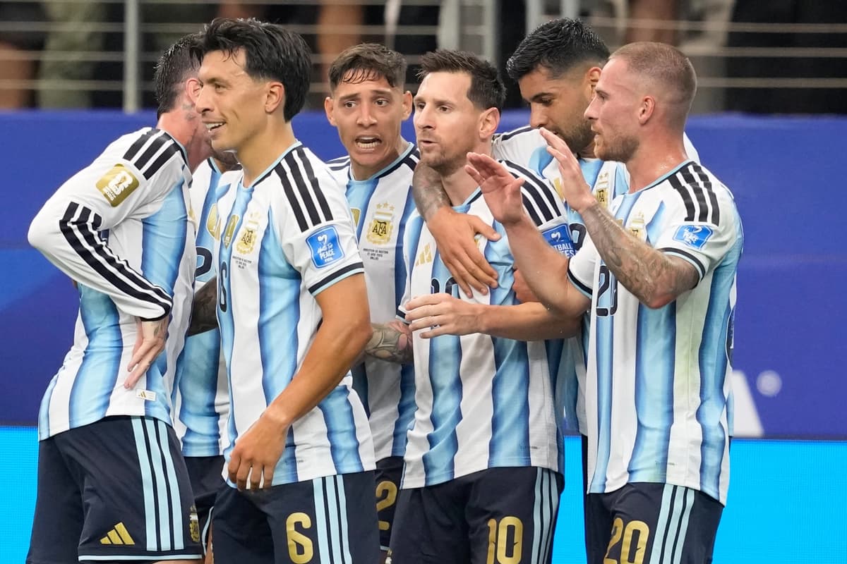 Lionel Messi (10), de Argentina, celebra el primer gol de su equipo contra Austria con sus compañeros durante el partido de fútbol del Grupo J de la Copa Mundial en Arlington, Texas, cerca de Dallas, el 22 de junio de 2026. (Tony Gutierrez/AP)