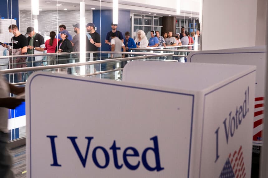 Imagen Ilustrativa: personas que desean votar hacen fila afuera de un centro de votación en el Centro Gubernamental Elena Bozeman en Arlington, Virginia, el 20 de septiembre de 2024. La votación anticipada presencial para las elecciones presidenciales de EE. UU. de 2024 comenzó en Virginia, Dakota del Sur y Minnesota. (AFP vía Getty Images).