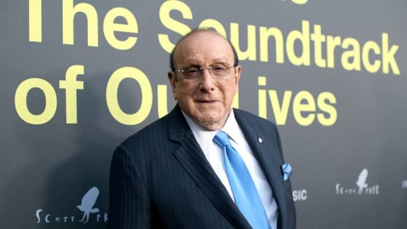 Muere Clive Davis, magnate musical y ejecutivo ganador del Grammy, a los 94 años
