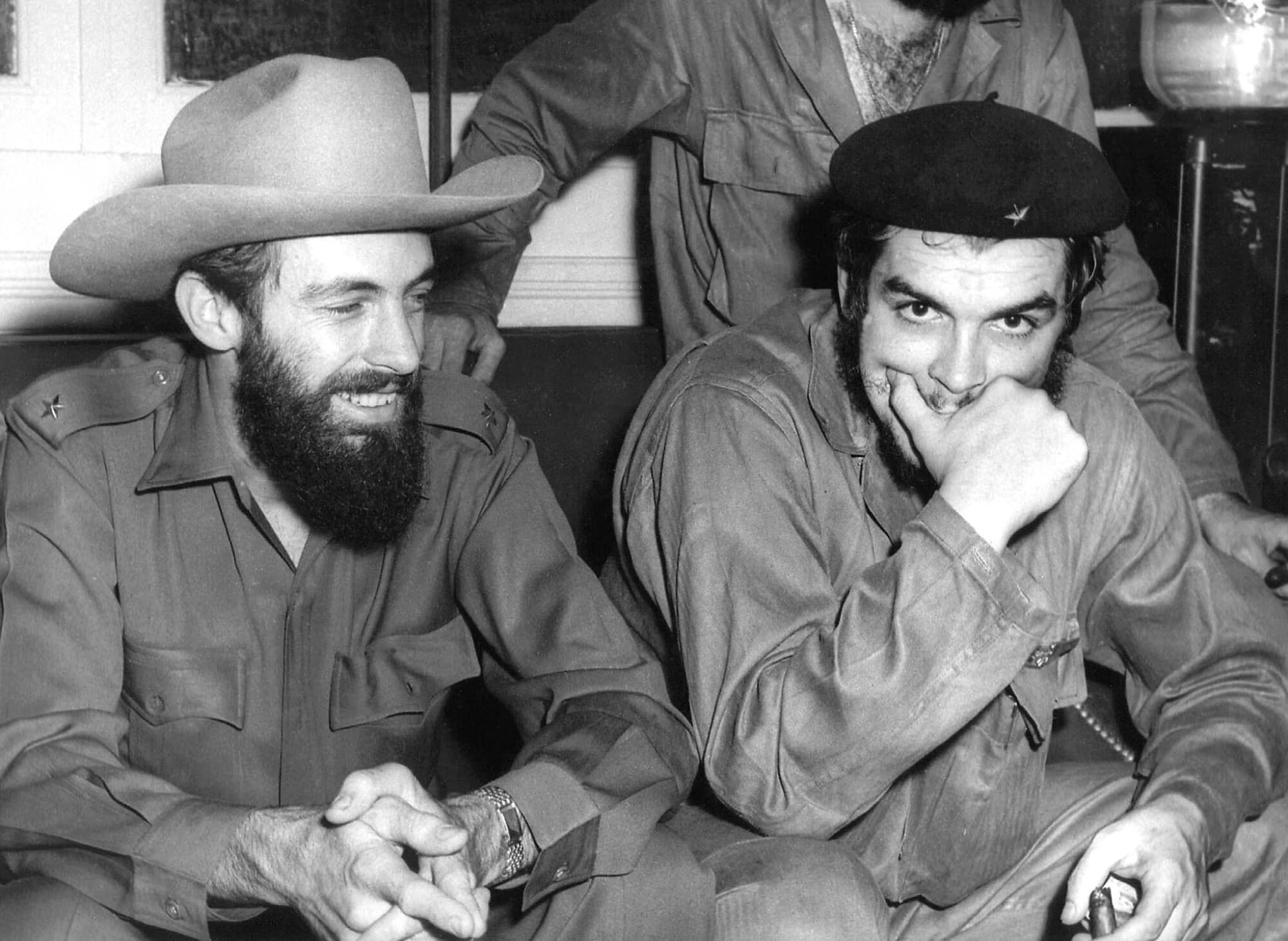 (ARCHIVO) Esta foto de archivo de agosto de 1959 muestra al comandante Camilo Cienfuegos (izquierda) y el comandante Ernesto Che Guevara, en La Habana. Camilo falleció en un accidente aéreo el 28 de octubre de 1959 durante una misión militar, y Guevara fue ejecutado en Bolivia el 8 de octubre de 1967. (-/AFP vía Getty Images)