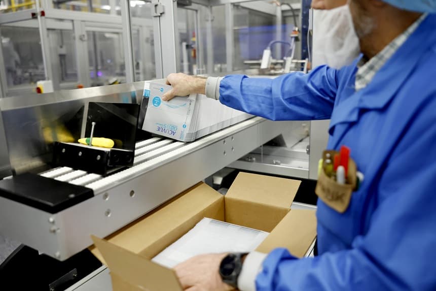 En esta imagen publicada el 10 de abril de 2026, se observan las líneas de fabricación y producción de lentes de contacto dentro de las instalaciones de Johnson & Johnson en Jacksonville, Florida, sede de las marcas oftalmológicas de la empresa de salud, entre las que se incluye ACUVUE. (Jeff Schear/Getty Images para Johnson & Johnson)