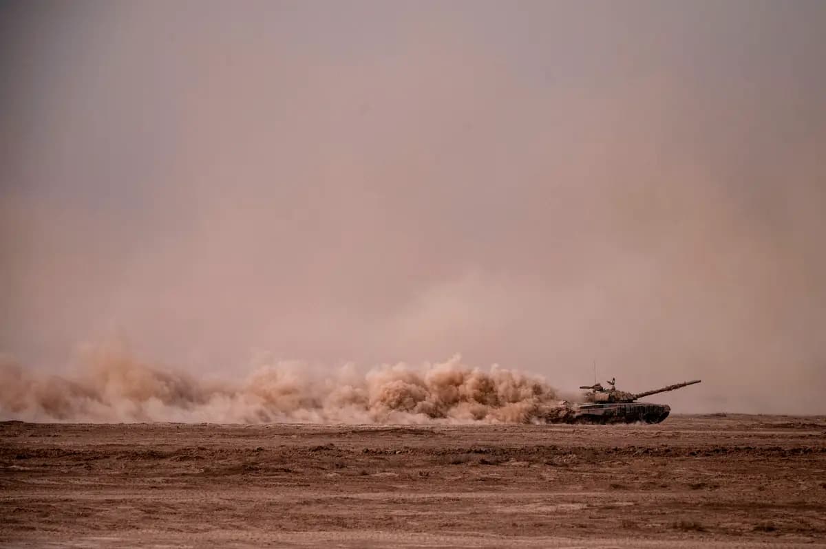 Un tanque de batalla principal T-72-B3 del Ejército ruso avanza entre el polvo durante ejercicios militares en el campo de tiro de Kapustin Yar, en la región de Astracán, en el marco de las maniobras militares "Cáucaso-2020", que reunieron a tropas de China, Irán, Pakistán y Birmania, junto con las exrepúblicas soviéticas de Armenia, Azerbaiyán y Bielorrusia, en el sur de Rusia, el 25 de septiembre de 2020. (Dimitar Dilkoff/AFP vía Getty Images)
