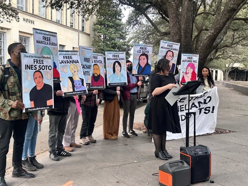 Un grupo conocido como "Prairieland Defendants" protesta en apoyo a presuntos miembros de Antifa frente al juzgado federal de Fort Worth, Texas, el 24 de febrero de 2026. (Darlene McCormick Sanchez/The Epoch Times)