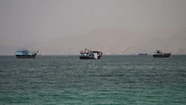<em>Buques en el estrecho de Ormuz, vistos desde Musandam, Omán, el 22 de junio de 2026. (STR/Reuters).</em>