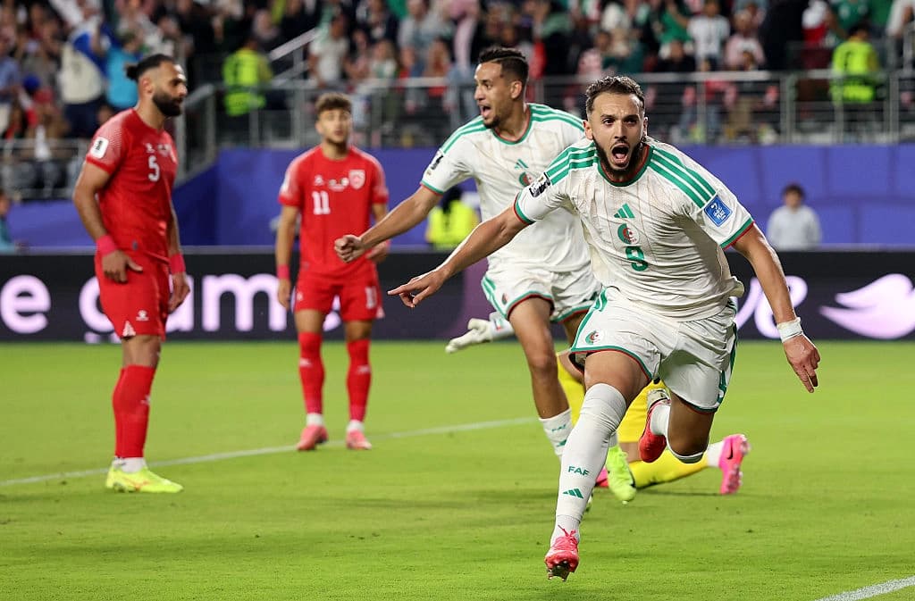 Amine Gouiri (9) de Argelia celebra el segundo gol de su equipo durante el partido del Grupo J de la Copa Mundial de la FIFA 2026 entre Jordania y Argelia en el Estadio de la Bahía de San Francisco en Santa Clara, California, el 22 de junio de 2026. (Stu Forster/Getty Images).