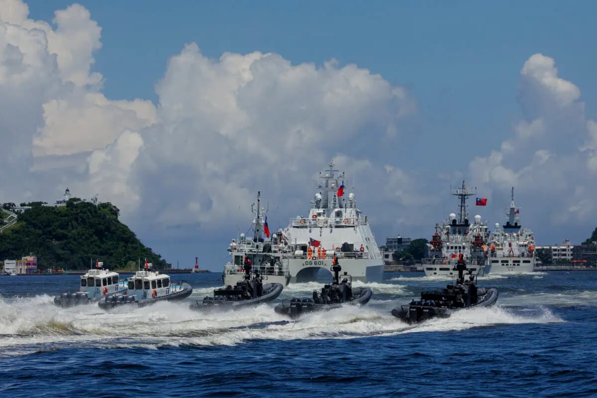 <em>Oficiales de la Unidad de Tareas Especiales (STU) de la Guardia Costera, una unidad de élite dentro de la Administración de la Guardia Costera de Taiwán, responsable de operaciones de alto riesgo como la lucha contra el terrorismo, el contrabando y el rescate marítimo y aéreo, se preparan para abordar una embarcación "secuestrada" que participa en los ejercicios "Seguridad Marítima n.° 12" durante un simulacro marítimo en Kaohsiung, Taiwán, el 8 de junio de 2025. (Yu Chen Cheng/AFP vía Getty Images)</em>