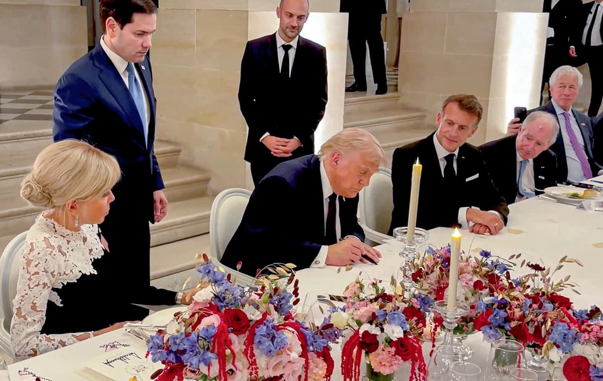 El presidente Donald Trump firma el Memorando de Entendimiento con Irán en el Palacio de Versalles, Francia, el 18 de junio de 2026. Junto a Trump se encuentran el presidente francés Emmanuel Macron (derecha) y el secretario de Estado Marco Rubio (izquierda). (Dan Scavino/@Scavino47 vía X vía Reuters/Captura de pantalla vía The Epoch Times).