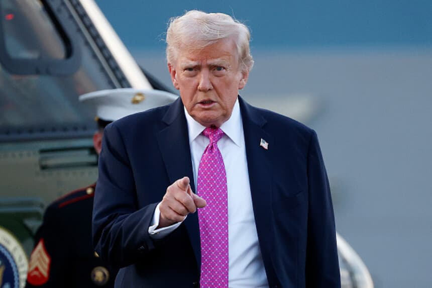 El presidente de Estados Unidos, Donald Trump, camina hacia el Air Force One en el aeropuerto de Morristown el 14 de septiembre de 2025 en Morristown, Nueva Jersey. Trump regresa a Washington, D.C. tras un viaje a Nueva York y a su club de golf en Bedminster, Nueva Jersey. (Kevin Dietsch/Getty Images).