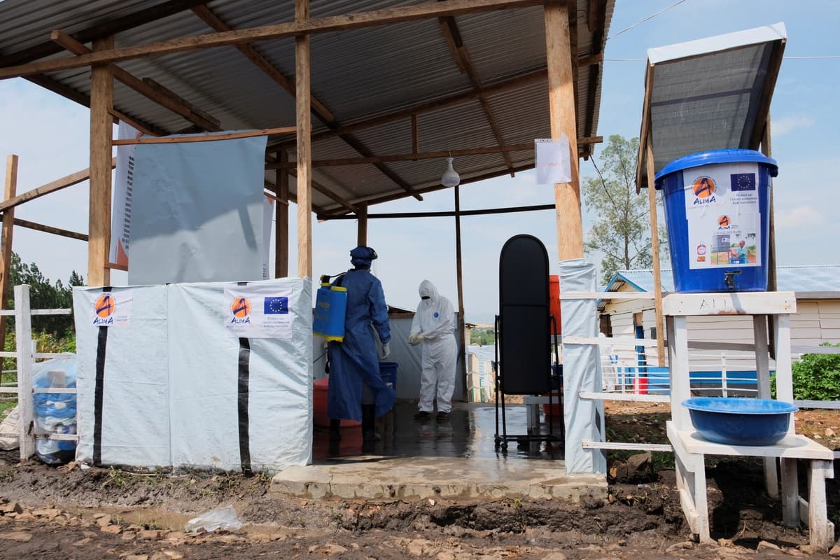 Trabajadores médicos se lavan las manos en un centro de tratamiento del ébola en Bunia, Congo, el 16 de junio de 2026. (Gradel Muyisa Mumbere/Reuters).